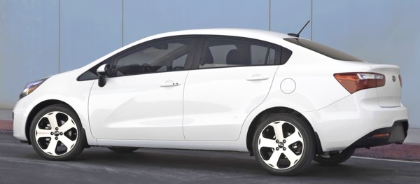KIA Rio сбоку KIA Rio вид сбоку