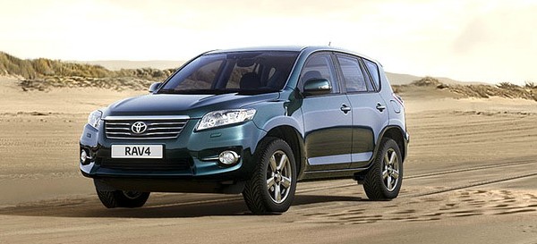 Toyota RAV4 вид спереди Toyota RAV4 вид спереди