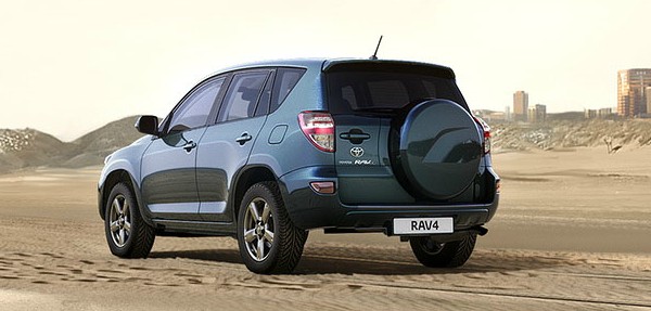 Toyota RAV4 сзади Toyota RAV4 вид сзади