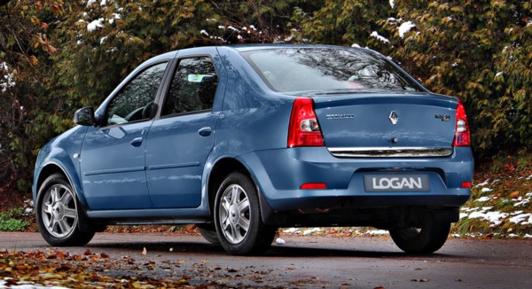 Renault Logan вид сзади